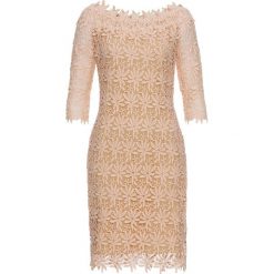 Sukienka bonprix jasnoróżowo-jasnobrązowy. Różowe sukienki damskie bonprix, w koronkowe wzory, z koronki, eleganckie, bez kołnierzyka, bez rękawów, dopasowane. Za 99,99 zł.