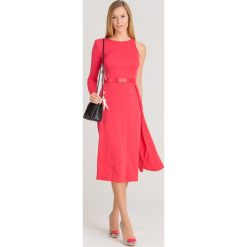 SUKIENKA ELISABETTA FRANCHI. Różowe sukienki damskie Elisabetta Franchi, na imprezę, w paski, z elastanu, z okrągłym kołnierzem, z długim rękawem, długie, midi, dopasowane. Za 1154,30 zł.