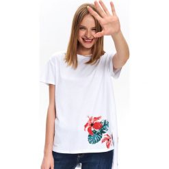 T-shirt z nadrukiem. Białe t-shirty damskie Top Secret, z nadrukiem, z bawełny, eleganckie, bez kołnierzyka. W wyprzedaży za 19,99 zł.