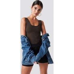 Nicki x NA-KD Top z dekoltem na plecach - Brown. Brązowe topy damskie marki Nicki x NA-KD, bez wzorów, z okrągłym kołnierzem. W wyprzedaży za 32,38 zł.
