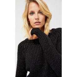 Sweter z metaliczną nitką. Czarne swetry damskie Moodo, m, bez wzorów, ze splotem, klasyczne, z długim rękawem, długie, bez kaptura. Za 69,99 zł.