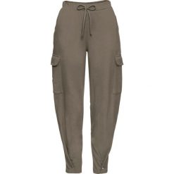 Spodnie dresowe bonprix zielony khaki. Zielone spodnie damskie bonprix, z dresówki. Za 109,99 zł.