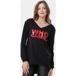 Czarna Bluza Andromeda. Czarne bluzy damskie Born2be, s, z nadrukiem, z jeansu, długie. Za 89,99 zł.