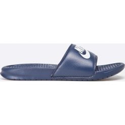 Nike Sportswear - Klapki Benassi. Niebieskie kapcie męskie Nike Sportswear, bez wzorów, z gumy. Za 89,90 zł.