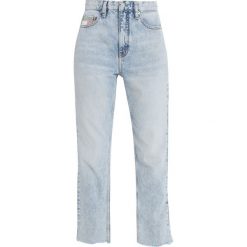 Tommy Jeans 90S MOM JEAN Jeansy Straight Leg light blue denim. Niebieskie jeansy mom damskie marki Tommy Jeans. Za 599,00 zł.