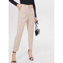 Spodnie carrot fit z paskiem - Beżowy. Brązowe spodnie damskie Mohito, bez wzorów. Za 139,99 zł.