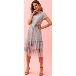 KORONKOWA SUKIENKA Z HAFTAMI. Szare sukienki damskie Top Secret, na lato, z haftami, z koronki, eleganckie, ze stójką, z krótkim rękawem, krótkie, mini. W wyprzedaży za 124,99 zł.