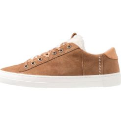 HUB HOOK Sneakersy niskie brown/offwhite. Pomarańczowe trampki i tenisówki damskie marki HUB, bez wzorów, z tworzywa sztucznego, bez zapięcia. Za 379,00 zł.