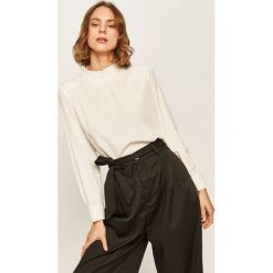 Answear - Bluzka. Białe bluzki damskie ANSWEAR, s, bez wzorów, z poliesteru, eleganckie, ze stójką, z długim rękawem. W wyprzedaży za 99,90 zł.