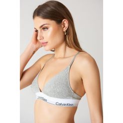 Calvin Klein Biustonosz z trójkątnymi miseczkami Modern - Grey. Szare biustonosze z fiszbinami marki Calvin Klein, z haftami, z bawełny. Za 141,95 zł.