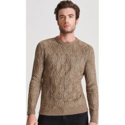 Sweter z warkoczowym splotem - Brązowy. Pomarańczowe swetry męskie Reserved, s, bez wzorów, ze splotem, bez kołnierzyka, bez kaptura. Za 139,99 zł.