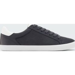 Granatowe tenisówki z perforacją. Zielone buty sportowe męskie marki Pull&Bear, bez wzorów, sportowe, bez zapięcia. Za 59,90 zł.
