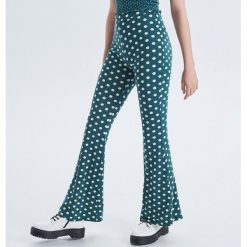 Spodnie dzwony w kropki - Khaki. Brązowe spodnie damskie Cropp, s. W wyprzedaży za 19,99 zł.