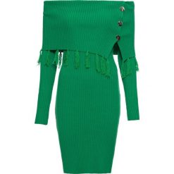 Sukienka dzianinowa z dekoltem "carmen" bonprix ciemnozielony. Zielone sukienki damskie bonprix, bez wzorów, z dzianiny, bez kołnierzyka, bez rękawów. Za 149,99 zł.