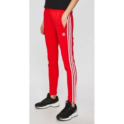 Adidas Originals - Spodnie. Czerwone spodnie damskie adidas Originals, bez wzorów, z elastanu, casualowe. Za 249,90 zł.