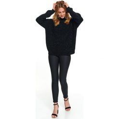 Gruby damski sweter z golfem. Czarne swetry damskie Top Secret, na zimę, bez wzorów, z dzianiny, bez rękawów, bez kaptura. W wyprzedaży za 79,99 zł.