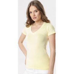Jasnożółty T-shirt Aegameda. Żółte bluzki damskie Born2be, s, bez wzorów, z dzianiny, bez kołnierzyka. Za 39,99 zł.