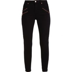 Mint Velvet LAKEWOOD TRIPLE ZIP ROSE Jeansy Slim fit black. Czarne rurki damskie Mint Velvet. W wyprzedaży za 251,40 zł.
