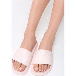 Różowe Klapki Summer Day. Różowe klapki damskie Born2be, w paski, bez obcasa, na płaskiej podeszwie. Za 39,99 zł.