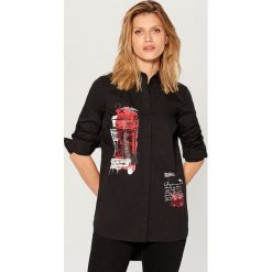 Koszula z nadrukami - Czarny. Czarne koszule damskie Mohito, z nadrukiem, bez kołnierzyka, bez rękawów. W wyprzedaży za 59,99 zł.