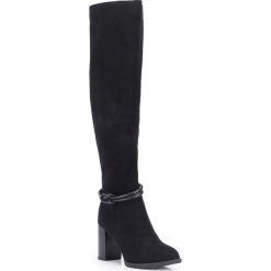 Buty damskie. Czarne kozaki damskie Wittchen, na co dzień, ze skóry, na wysokim obcasie, bez zapięcia. W wyprzedaży za 399,92 zł.