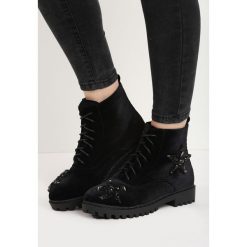 Czarne Welurowe Botki Black Star. Czarne botki damskie Born2be, z weluru, retro, bez obcasa, na płaskiej podeszwie, na sznurówki. Za 89,99 zł.