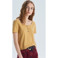 Bluzka z guzikami - Żółty. Żółte bluzki damskie marki Cropp, s, bez wzorów, bez kołnierzyka, bez rękawów. Za 29,99 zł.