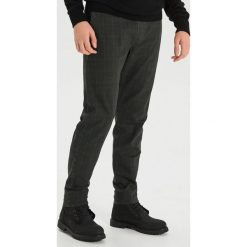 Spodnie slim jogger w kratkę - Szary. Szare spodnie męskie Cropp, m, w kratkę. W wyprzedaży za 59,99 zł.