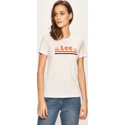 Lee - T-shirt. Białe bluzki damskie Lee, s, z nadrukiem, z bawełny, z okrągłym kołnierzem. W wyprzedaży za 99,90 zł.