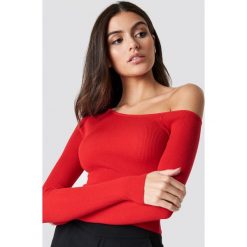 Hannalicious x NA-KD Krótki sweter - Red. Czerwone swetry klasyczne damskie marki Hannalicious x NA-KD, w prążki, z dzianiny. Za 113,00 zł.
