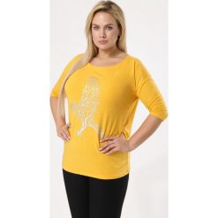 Żółty Bluzka Illimitable. Żółte bluzki damskie Born2be, s, z nadrukiem, z dzianiny, z okrągłym kołnierzem, z krótkim rękawem. Za 39,99 zł.
