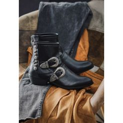 Czarne Botki Free Bird. Czarne botki damskie saszki marki vices. Za 109,99 zł.