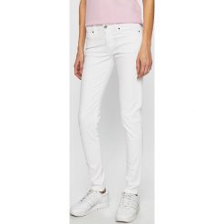 Pepe Jeans - Spodnie Soho. Białe spodnie damskie Pepe Jeans, bez wzorów, z elastanu, casualowe. W wyprzedaży za 199,90 zł.