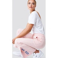 Bryczesy damskie: NA-KD Urban Spodnie sportowe z haftem - Pink