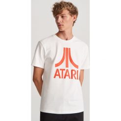 T-shirt Atari - Kremowy. Białe t-shirty męskie Reserved, s, bez wzorów, bez kołnierzyka. Za 59,99 zł.