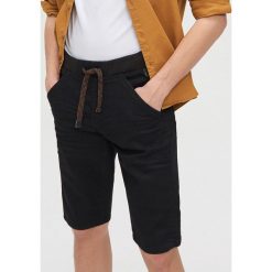 Jeansowe szorty typu jogger - Czarny. Czarne spodenki i szorty męskie Cropp, m, bez wzorów, z jeansu. Za 129,99 zł.