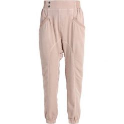 Cream DAISY PANTS Spodnie materiałowe rose smoke. Różowe spodnie damskie marki Cream, bez wzorów, z poliesteru. Za 379,00 zł.