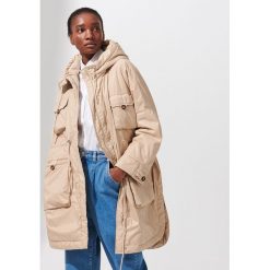 Parka z kapturem - Beżowy. Brązowe parki damskie Reserved, s, bez wzorów, z kapturem. Za 259,99 zł.