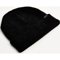 Czapka basic. Czarne czapki damskie Pull&Bear, z dzianiny. Za 19,90 zł.