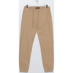 Joggery z tkaniny - Beżowy. Brązowe spodnie męskie Sinsay, bez wzorów, z tkaniny. Za 49,99 zł.