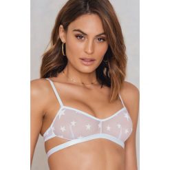 Andrea Hedenstedt x NA-KD Biustonosz z podwójnym zapięciem Star - White. Białe biustonosze z fiszbinami marki Andrea Hedenstedt x NA-KD, z haftami. W wyprzedaży za 30,28 zł.
