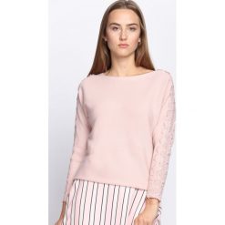 Jasnoróżowy Sweter Love Street. Szare swetry klasyczne damskie marki Born2be, l, z koronki, z dekoltem w łódkę. Za 54,99 zł.