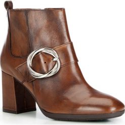 Buty damskie. Pomarańczowe botki damskie Wittchen, ze skóry, vintage, z kwadratowym noskiem, bez obcasa, ze sprzączką. W wyprzedaży za 339,90 zł.