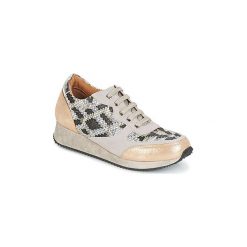 Buty Karston SEMIR. Brązowe trampki i tenisówki damskie Karston, bez wzorów, bez zapięcia. Za 219,50 zł.