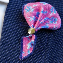 Różowa wpinka do butonierki w kwiatki W51. Różowe marynarki męskie Modini Moda Męska, m, w kwiaty, casualowe. Za 26,10 zł.