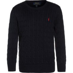 Polo Ralph Lauren CABLE Sweter hunter navy. Niebieskie swetry dziewczęce Polo Ralph Lauren, z bawełny, polo. W wyprzedaży za 202,30 zł.