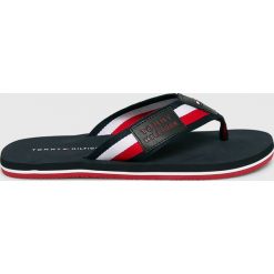 Tommy Hilfiger - Klapki. Czarne kapcie męskie TOMMY HILFIGER, bez wzorów, ze skóry. Za 149,90 zł.