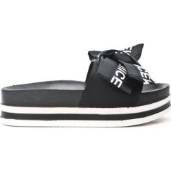 Klapki z kokardką (38). Czarne klapki damskie Viestar Shoes, z napisami, bez obcasa. Za 59,00 zł.