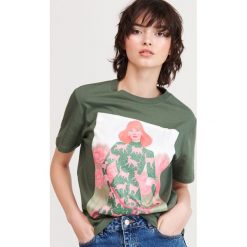 T-shirt z grafiką - Khaki. Brązowe t-shirty damskie Reserved, s, bez wzorów, bez kołnierzyka. Za 49,99 zł.