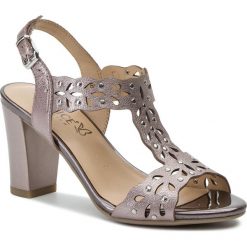 Sandały CAPRICE - 9-28315-22 Soft Pink Met. 596. Różowe klapki damskie Caprice, z aplikacjami, ze skóry, bez obcasa, na obcasie. W wyprzedaży za 219,00 zł.